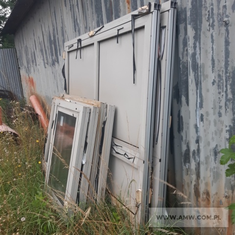 Drzwi i okna - pakiet zawierający 2 poz. asort., w tym: okno PCV (uchylne, 1-skrzydłowe, wymiary: 1100 x 800 mm, białe) - 6 szt., drzwi PCV (wewnętrzne, 2-skrzydłowe, wymiary: 2160 x 1800 mm) - 2 szt. 